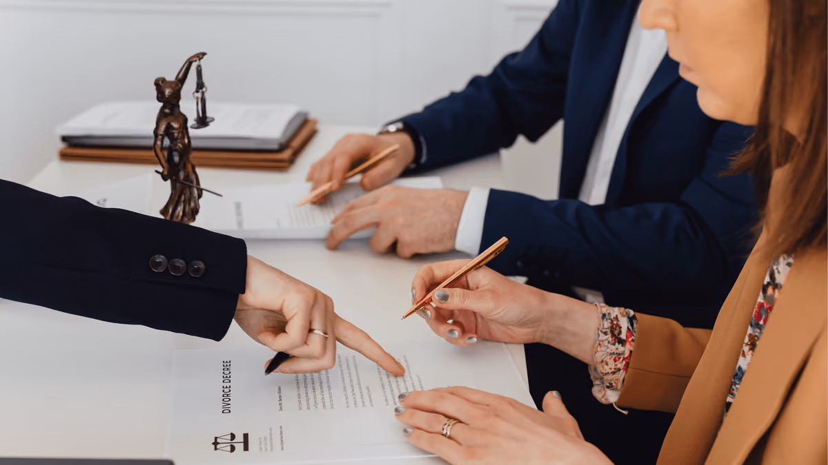 Documentación de un divorcio sobre una mesa